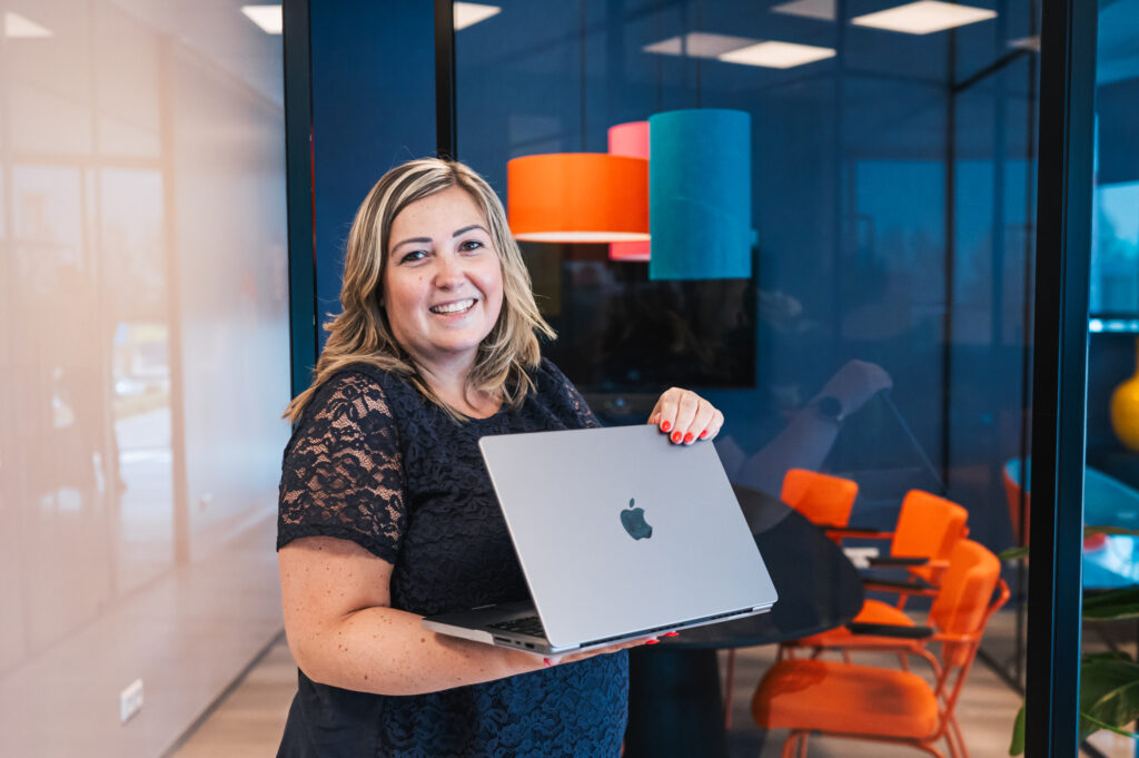 Collega Fabiola met laptop