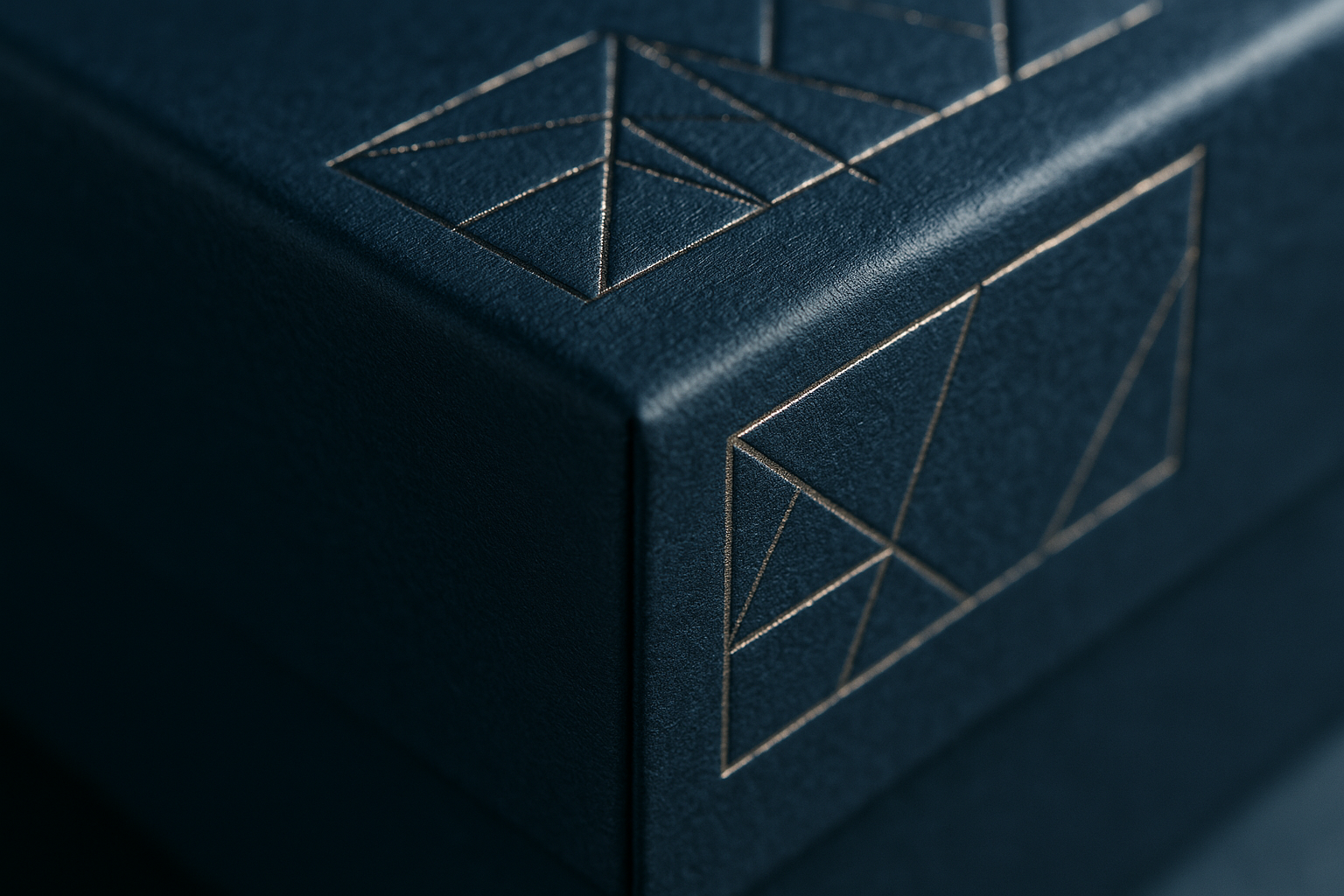 Close-up van foliedruk-afwerking op een papierbekleed luxe kartonnen verpakking