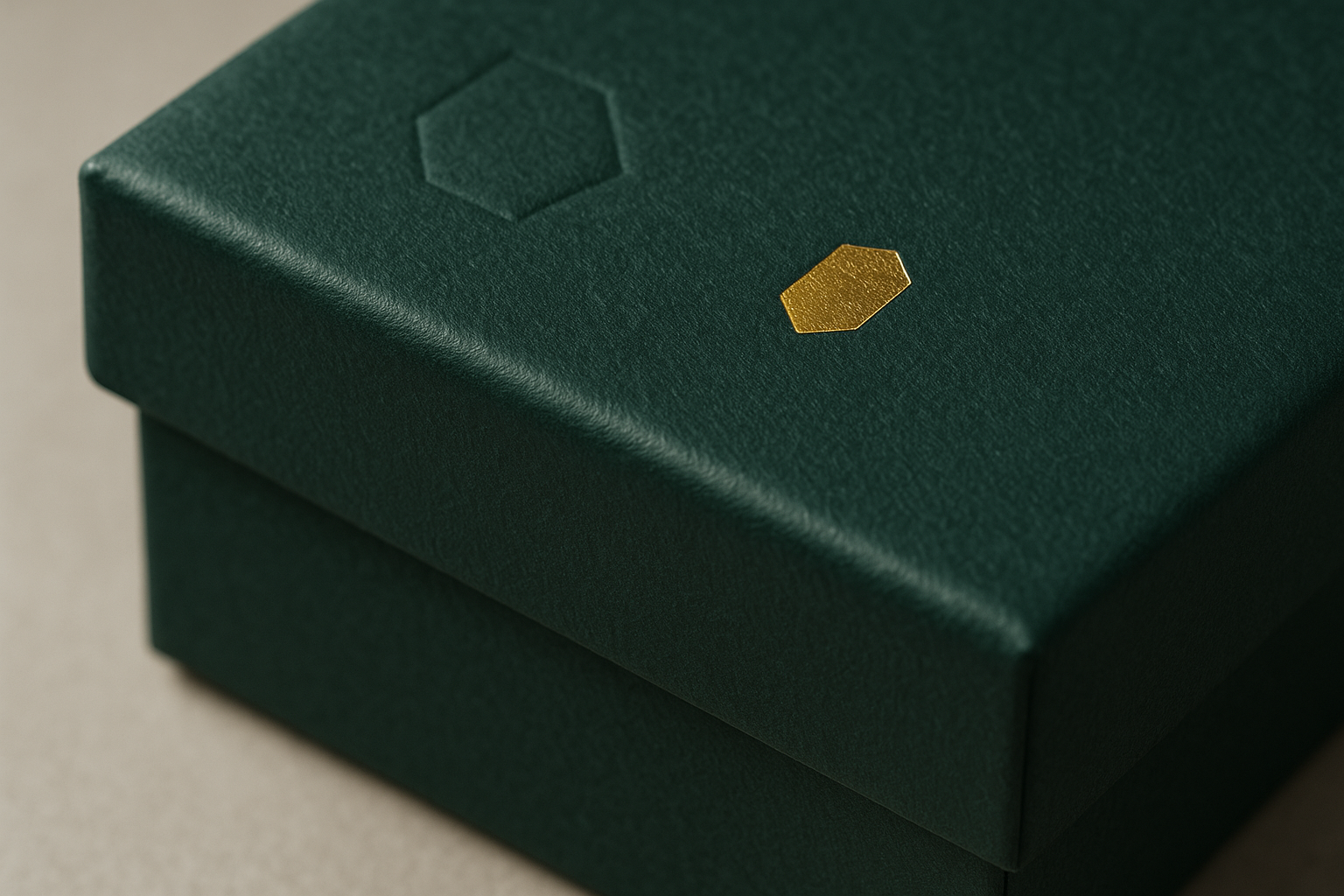 Close-up van de papierstructuur, blinddruk en foliedruk op een luxe vouwomplakte verpakking
